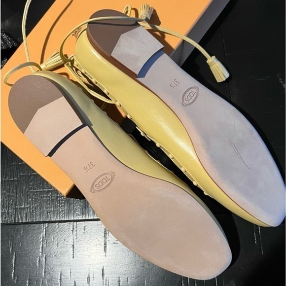 Tod’s Lace Up Studded Ballet flats, pale yellow leather, size 7 NIB - Picture 5 of 6